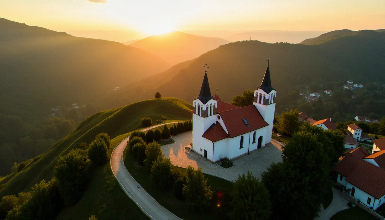Vue aérienne du village de Medjugorje avec l'église Saint-Jacques et la colline du Križevac lors d'un pèlerinage